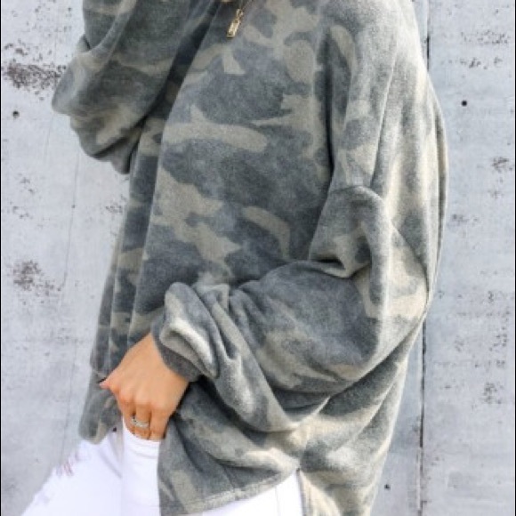 Last ♥️ High Low Camo Top - Picture 2 of 3